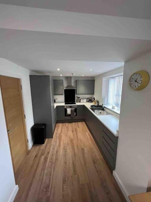 Newly Built 2 Bed Flat In The Heart Of Leek Lejlighed Eksteriør billede