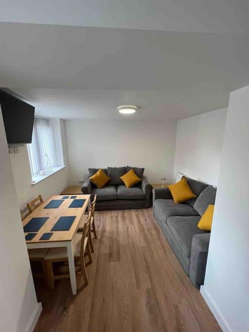 Newly Built 2 Bed Flat In The Heart Of Leek Lejlighed Eksteriør billede